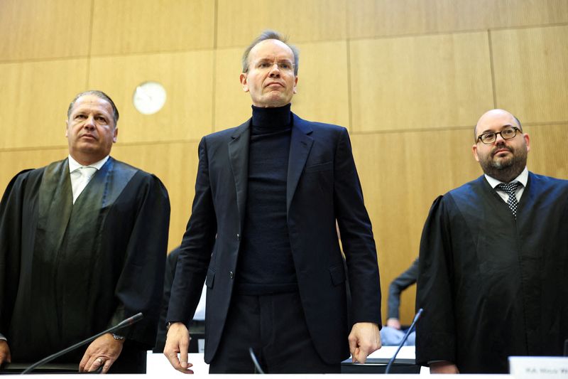 &copy; Reuters. L'ancien président du directoire de Wirecard  Markus Braun, et ses avocats, alors que s'ouvre le procès du fondateur du groupe à Munich,  après l'effondrement de la société en 2020. /Photo prise le 8 décembre 2022/REUTERS/Lukas Barth  
