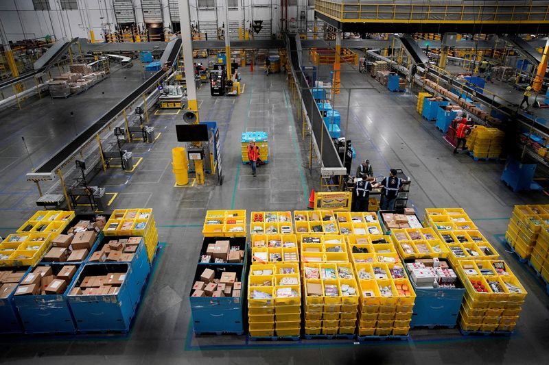 &copy; Reuters. FOTO DE ARCHIVO: Trabajadores seleccionan y empaquetan artículos durante el Cyber ​​​​Monday en el centro logístico de Amazon en Robbinsville Township en Nueva Jersey, EEUU