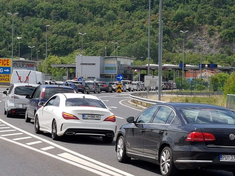 &copy; Reuters. FOTO DE ARCHIVO. Automóviles hacen cola en la frontera entre Eslovenia y Croacia en Dragonja, Eslovenia. 15 de mayo de 2020.  REUTERS/Stringer