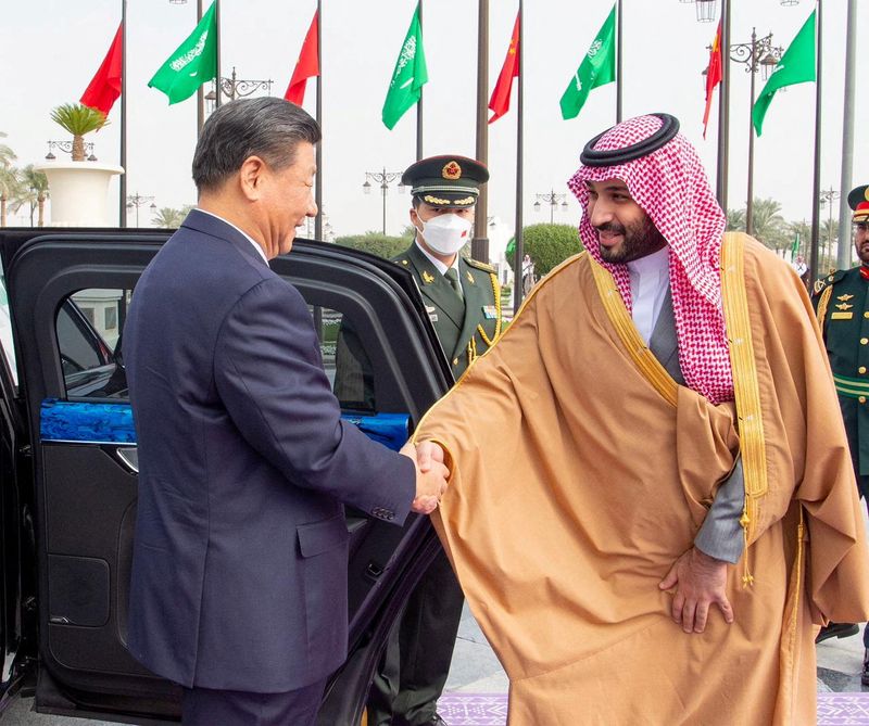 &copy; Reuters. ولي العهد السعودي الأمير محمد بن سلمان يصافح الرئيس الصيني شي جين بينغ في الرياض يوم الخميس. صورة من وكالة الأنباء السعودية. 