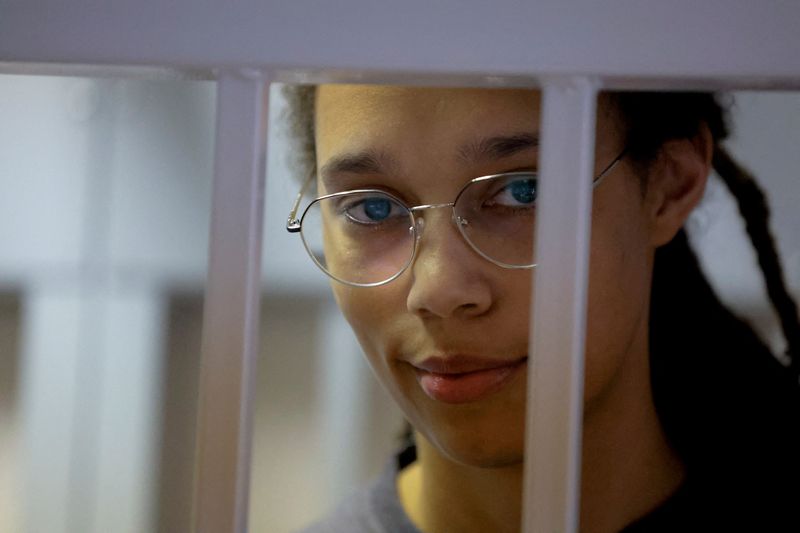 © Reuters. FILE PHOTO: U.S. basketball player Brittney Griner, who was detained at Moscow's Sheremetyevo airport and later charged with illegal possession of cannabis, stands inside a defendants' cage before a court hearing in Khimki outside Moscow, Russia August 4, 2022. REUTERS/Evgenia Novozhenina/Pool/File Photo