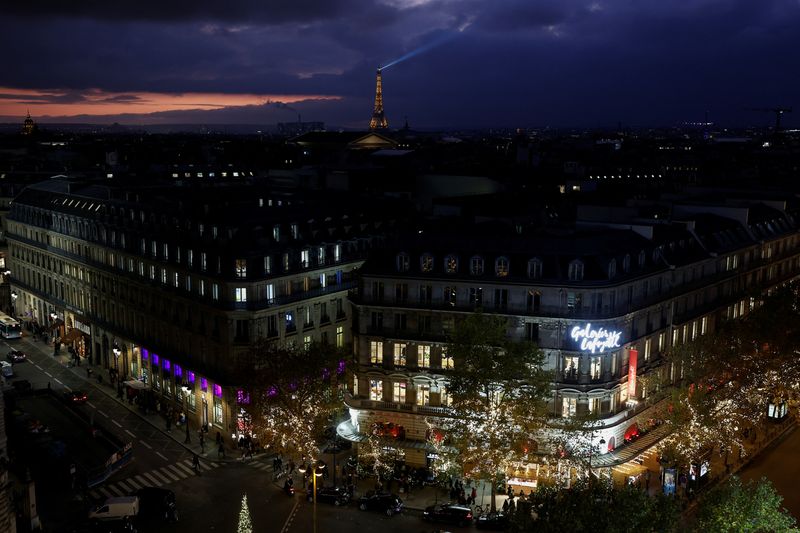 &copy; Reuters. Christmas lights are viewed from the Galeries Lafayette department store, with the Eiffel Tower in the background, amid an energy crunch, where in public and private buildings people are encouraged to save on their electricity consumption, in Paris, Franc