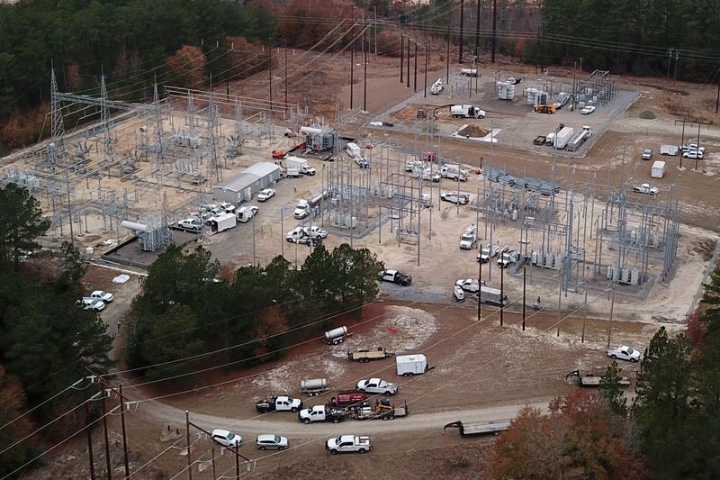 &copy; Reuters. FILE PHOTO: Duke Energy workers repair a crippled electrical substation that they said was hit by gunfire after the Moore County Sheriff said that vandalism caused a mass power outage, in Mineral Springs near Pinehurst, North Carolina, U.S. December 6, 20