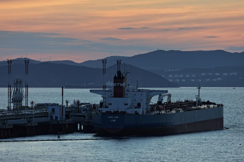 © Reuters. A view shows Chao Xing tanker at the crude oil terminal Kozmino on the shore of Nakhodka Bay near the port city of Nakhodka, Russia August 12, 2022. REUTERS/Tatiana Meel