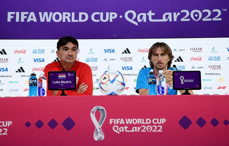 &copy; Reuters. El seleccionador nacional de Croacia, Zlatko Dalic (izq), y el jugador Luka Modric comparecen en una conferencia de prensa antes del partido de cuartos de final contra Brasil del Mundial, en el centro de medios de Doha, Qatar. 8 diciembre 2022- REUTERS/An