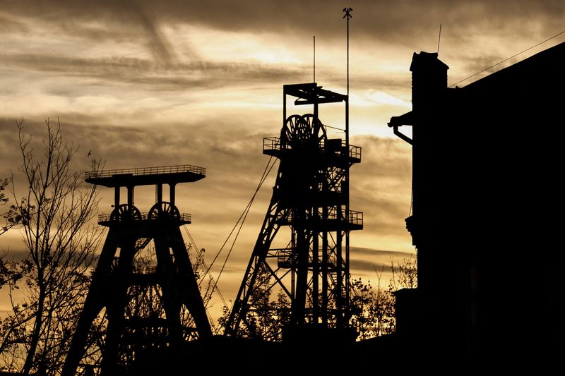 © Reuters. FILE PHOTO: Headframes at Chwalowice coal mine are seen at dawn in Rybnik, Poland October 21, 2022. REUTERS/Kuba Stezycki