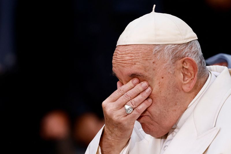&copy; Reuters. El Papa Francisco llora mientras habla sobre Ucrania durante la oración de celebración de la Inmaculada Concepción en la Plaza de España en Roma, Italia. 8 de diciembre de 2022. REUTERS/Yara Nardi  