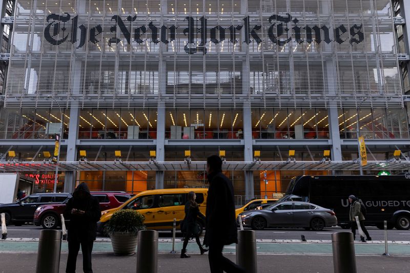 © Reuters. Pedestrians walk by the New York Times building in Manhattan, New York, U.S., December 8, 2022.  REUTERS/Jeenah Moon