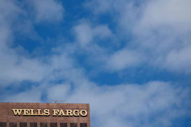 &copy; Reuters. FOTO DE ARCHIVO: El nombre de Wells Fargo se muestra en una ciudad de oficinas en el centro de Los Ángeles, California, EEUU. 2 de octubre de 2018. REUTERS/Mike Blake