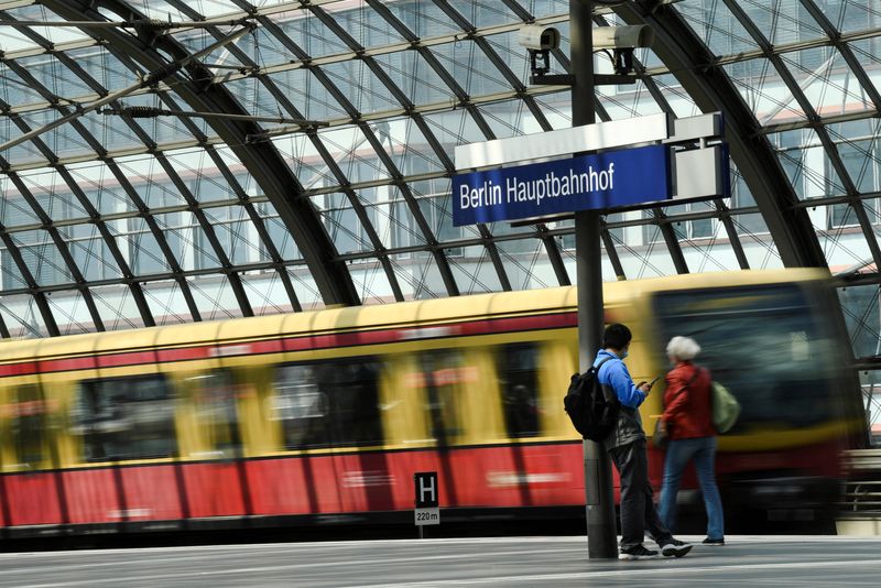 &copy; Reuters. FILE PHOTO: People stand on a platform at Berlin Central Station after Deutsche Bahn rail operator and other local transport operators offered a special nine-euro-ticket to be used nationwide for a month, in Berlin, Germany June 1, 2022. REUTERS/Annegret 