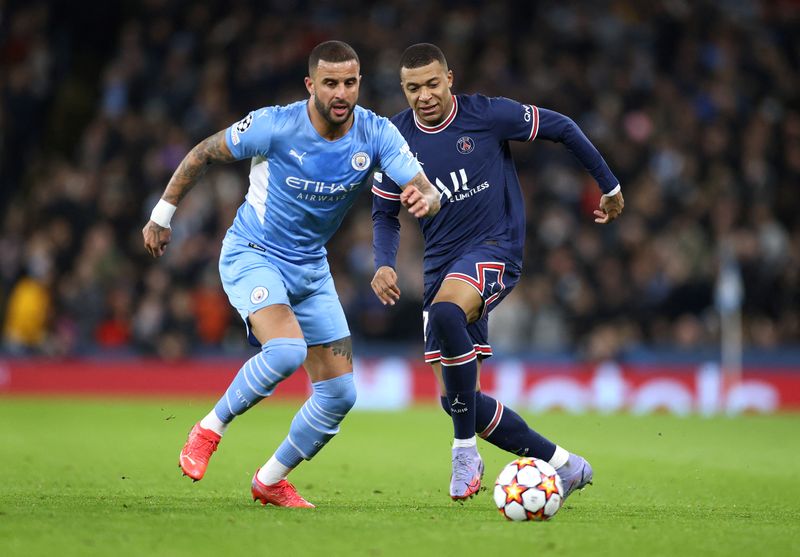 &copy; Reuters. Kyle Walker, do Manchester City, e Kylian Mbapé, do Paris St Germain, disputam bola durante partida pela Liga dos Campeões em novembro de 2021, em Manchester
24/11/2021 Action images via Reuters/Carl Recine