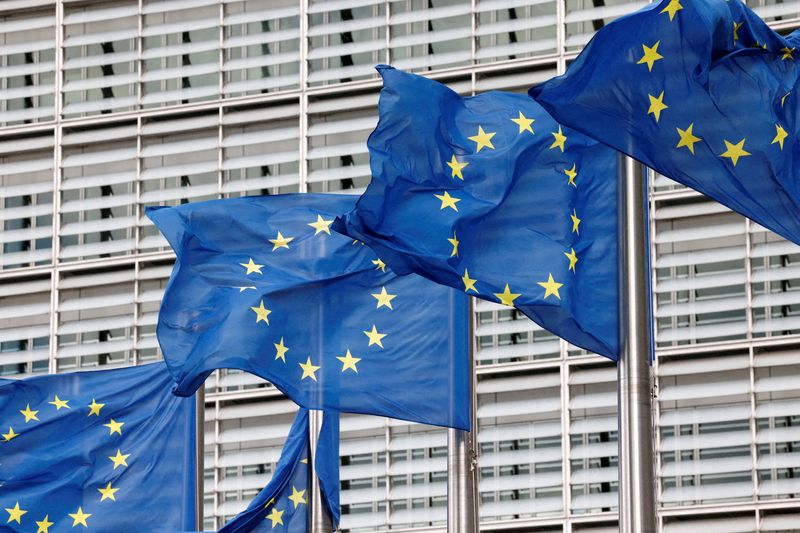 &copy; Reuters. أعلام الاتحاد الأوروبي أمام المفوضية الأوروبية في بروكسل يوم 28 سبتمبر ايلول 2022. تصوير: إيف هيرمان - رويترز. 