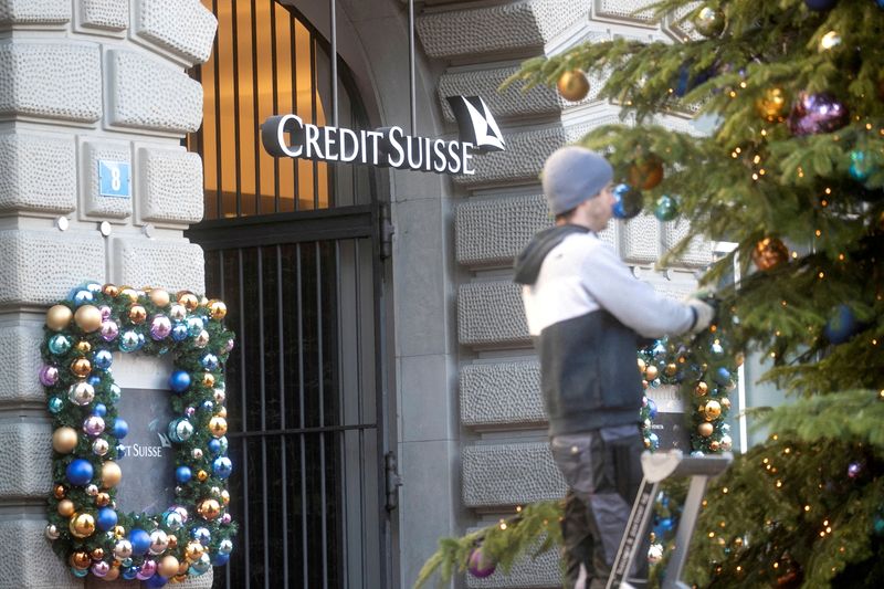 &copy; Reuters. FILE PHOTO: A Christmas tree is decorated in front of the headquarters of Swiss bank Credit Suisse in Zurich, Switzerland November 23, 2022. REUTERS/Arnd Wiegmann//File Photo