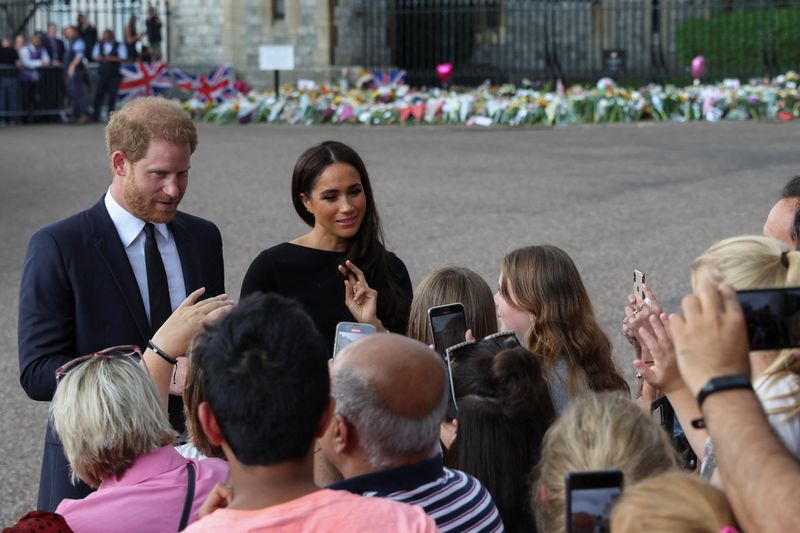 &copy; Reuters. Britain's Prince Harry and Meghan, the Duchess of Sussex, greet people outside Windsor Castle, following the passing of Britain's Queen Elizabeth, in Windsor, Britain, September 10, 2022. REUTERS/Paul Childs