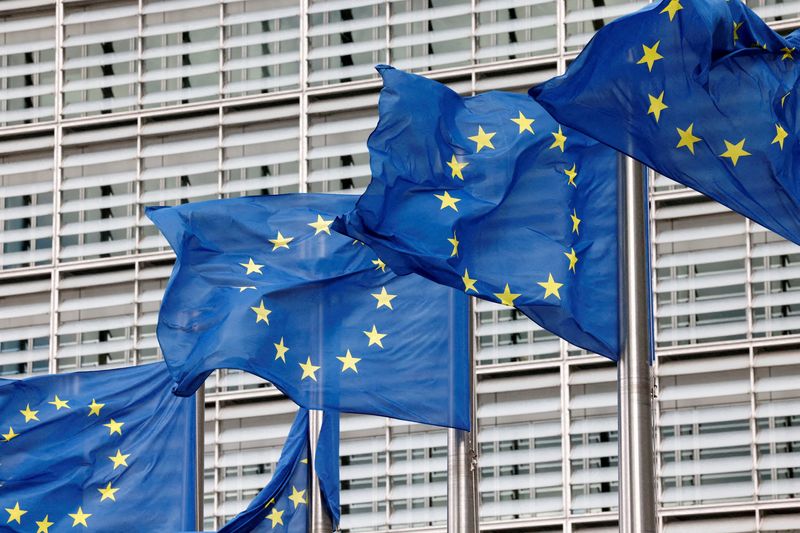&copy; Reuters. أعلام الاتحاد الأوروبي ترفرف خارج مقر المفوضية الأوروبية في بروكسل يوم 28 سبتمبر أيلول 2022. تصوير: إيف هيرمان-رويترز.