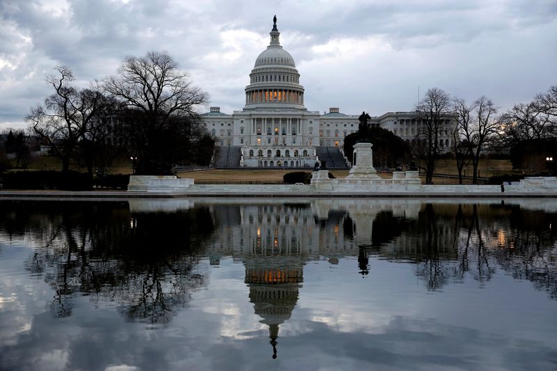 © Reuters. FILE PHOTO: Clouds pass over the U.S. Capitol in Washington, U.S., January 22, 2018. REUTERS/Joshua Roberts/File Photo