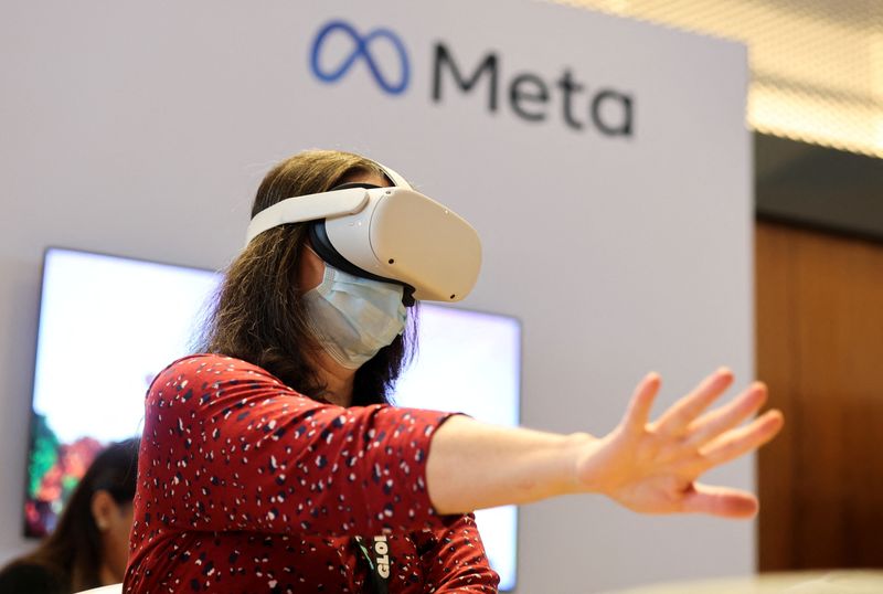 © Reuters. Pessoa usa headset de realidade virtual no estande da Meta em Los Angeles, Califórnia, EUA
08/06/2022
REUTERS/Mike Blake