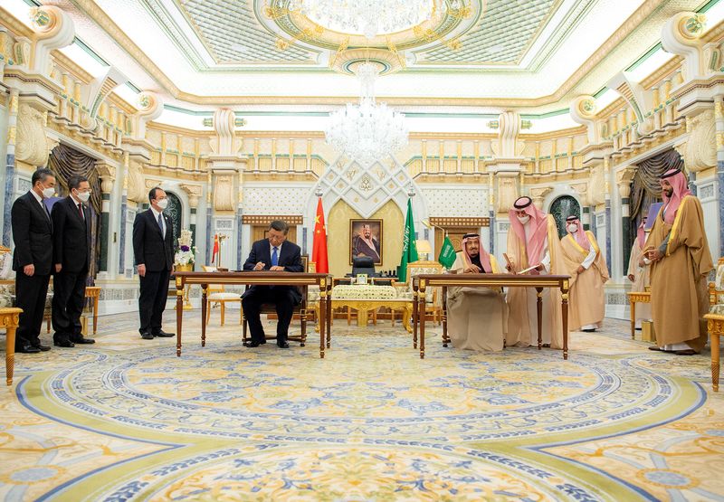 © Reuters. Saudi King Salman bin Abdulaziz and Chinese President Xi Jinping sign documents during a meeting in Riyadh, Saudi Arabia December 8, 2022. Bandar Algaloud/Courtesy of Saudi Royal Court/Handout via REUTERS