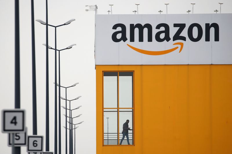 &copy; Reuters. Logotipo da Amazon é visto no centro de logística da empresa em Lauwin-Planque, norte da França. 19/03/2020. REUTERS/Pascal Rossignol/File Photo
