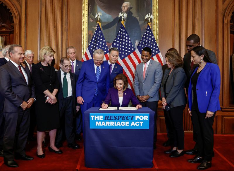 &copy; Reuters. Presidenta de la Cámara de Representantes de EEUU, Nancy Pelosi (D-CA), firma la "Ley de Respeto al Matrimonio" junto a otros miembros del Congreso,  en el Capitolio, en Washington, EEUU, el 8 de diciembre, 2022. REUTERS/Evelyn Hockstein