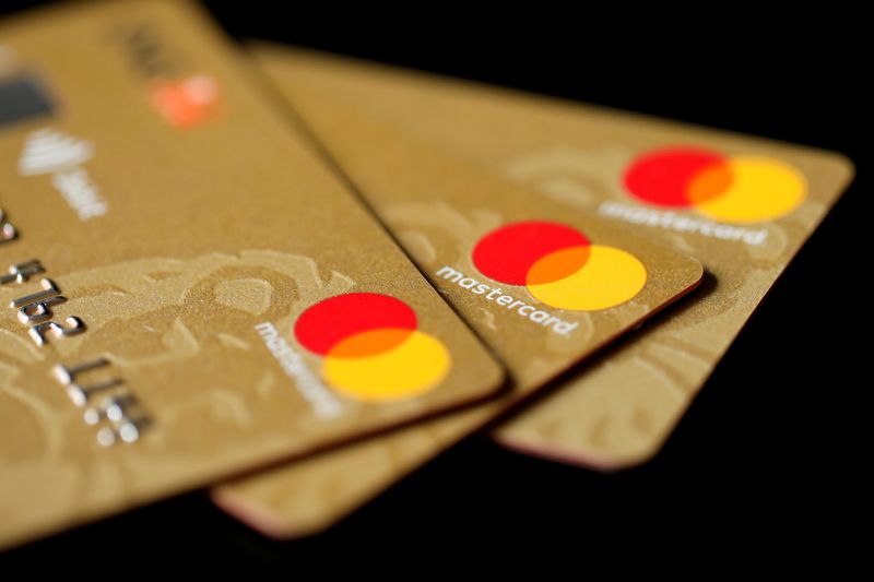 &copy; Reuters. Cartões de crédito Mastercard são exibidos em imagem de 08/12/2017. REUTERS/Benoit Tessier/Illustration/File Photo