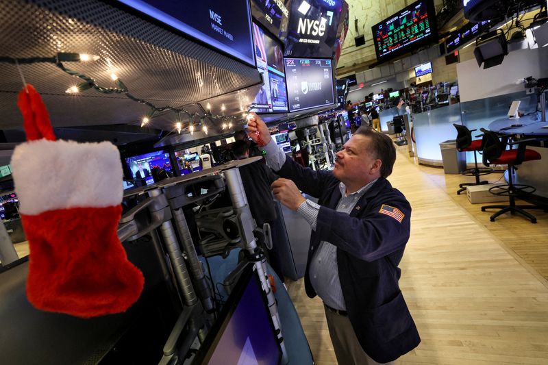 &copy; Reuters. متداول يعلق زينة عيد الميلاد في بورصة نيويورك يوم 29 نوفمبر تشرين الثاني 2022. تصوير: برندان ماكدرميد-رويترز.