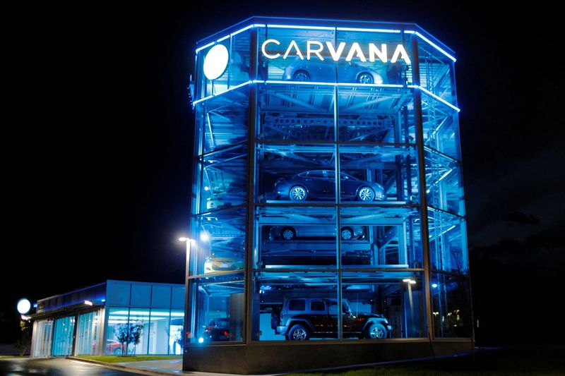 &copy; Reuters. FILE PHOTO: Vehicles are displayed at a Carvana dealership, which allows customers to buy a used car online and have it delivered or pick it up from an automated-tower, in Austin, Texas, U.S., March 9, 2017. REUTERS/Brian Snyder/File Photo