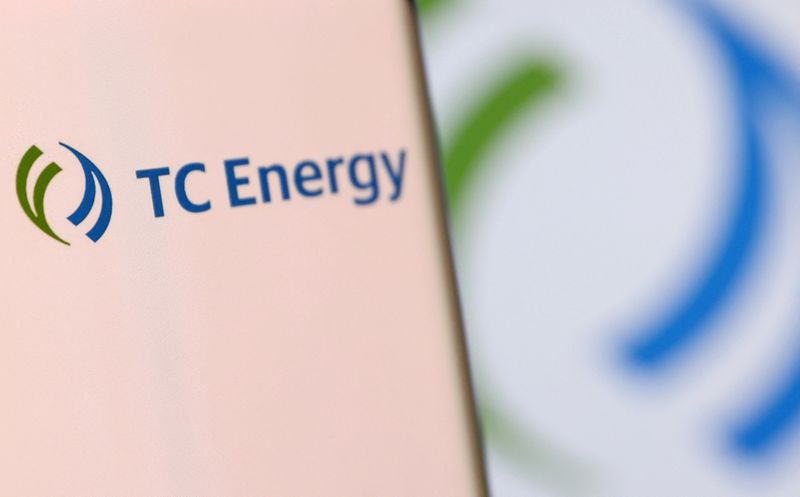 © Reuters. FILE PHOTO: TC Energy's logo is pictured on a smartphone in this illustration taken, December 4, 2021. REUTERS/Dado Ruvic/Illustration