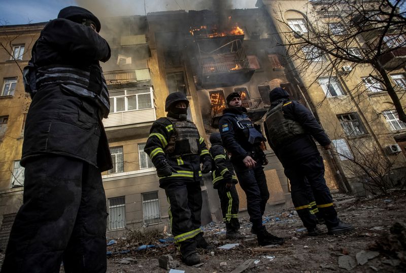 &copy; Reuters. 　ウクライナ当局によると、ロシア軍は１２月８日、東部ドネツク州の前線全域を砲撃した。写真はロシア軍の攻撃を受けた集合住宅で消火活動にあたるバフムトの消防士ら。７日撮影（２