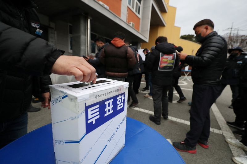 &copy; Reuters. Striking truckers vote on whether to end their strike in Gwangju, South Korea December 9, 2022. Yonhap via REUTERS