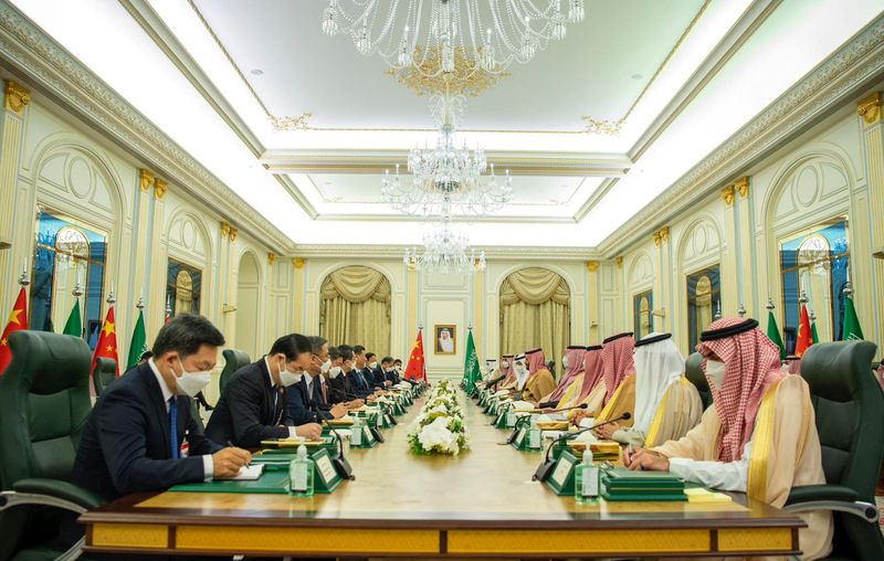 &copy; Reuters. ولي العهد السعودي الأمير محمد بن سلمان يجتمع مع الرئيس الصيني شي جين بينغ في الرياض يوم الثامن من ديسمبر كانون الأول 2022 في صورة حصلت عليها رو