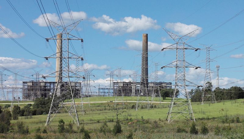 &copy; Reuters. FOTO DE ARCHIVO: La central eléctrica de carbón en una imagen en el valle de Hunter, al norte de Sídney, Australia, 9 de abril de 2017.   Fotografía tomada el 9 de abril de 2017.  REUTERS/Jason Reed/Foto de archivo