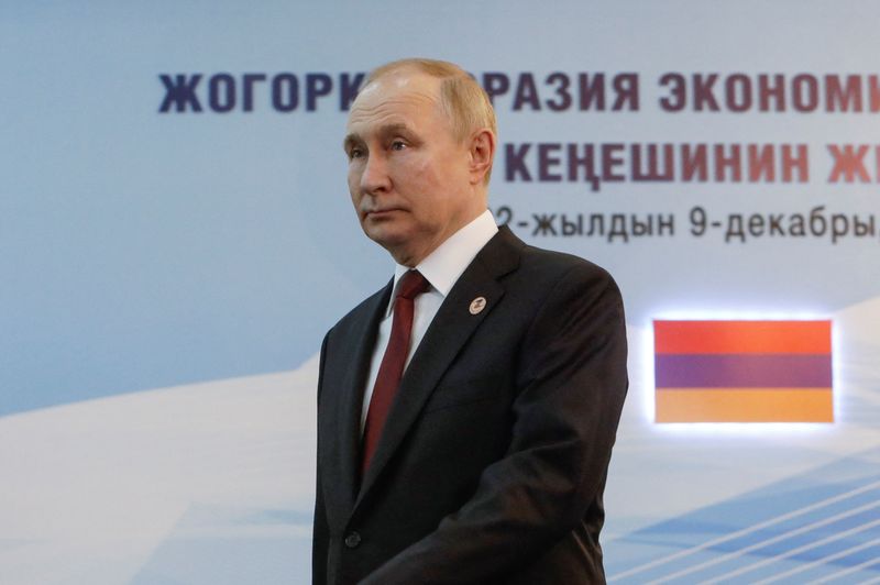 &copy; Reuters. الرئيس الروسي فلاديمي بوتين يحضر اجتماعا في بشكك بقرغيزستان يوم الجمعة. تصوير: فلاديمير بيروجوف - رويترز.