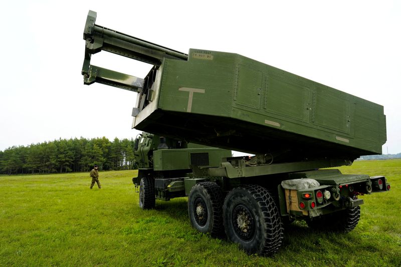 © Reuters. نظام صاروخي مدفعي يشارك في تدريبات عسكرية بالقرب من مدينة في لاتفيا يوم 26 سبتمبر أيلول 2022. تصوير: اينتس كالنينس - رويترز.