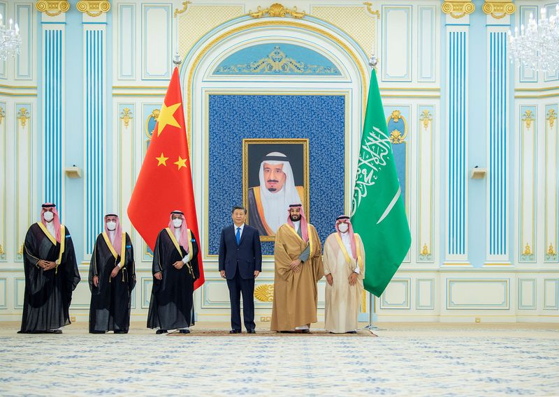© Reuters. Saudi Crown Prince Mohammed Bin Salman stands with Chinese President Xi Jinping in Riyadh, Saudi Arabia December 8, 2022. Saudi Press Agency/Handout via REUTERS