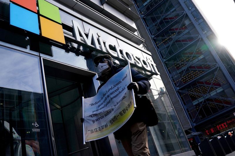 &copy; Reuters. Una persona davanti a un negozio Microsoft a Manhattan, New York, Stati Uniti, 20 gennaio 2022.  REUTERS/Carlo Allegri/File Photo