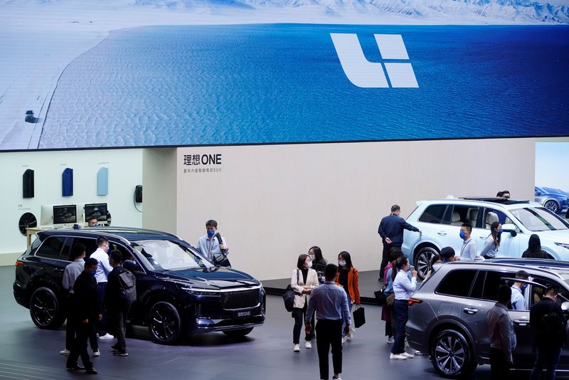 &copy; Reuters. FILE PHOTO: People visit the booth of Chinese electric vehicle (EV) maker Li Auto during a media day for the Auto Shanghai show in Shanghai, China April 20, 2021. REUTERS/Aly Song