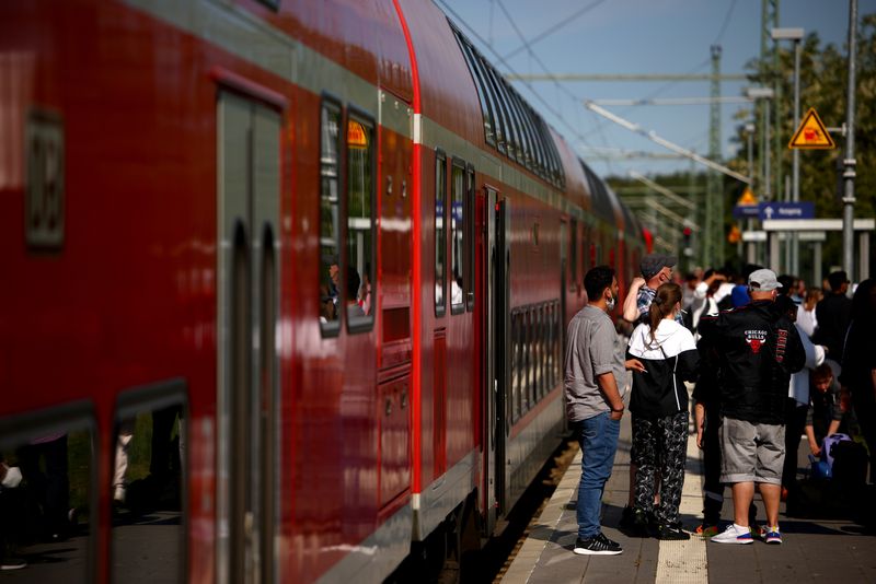&copy; Reuters. FILE PHOTO: Rail passengers wait outside a regional train to Rostock that stopped due to overcrowding after a special nine-euro ticket that includes the usage of local buses and trains nationwide for a month, was released by Deutsche Bahn and other transp