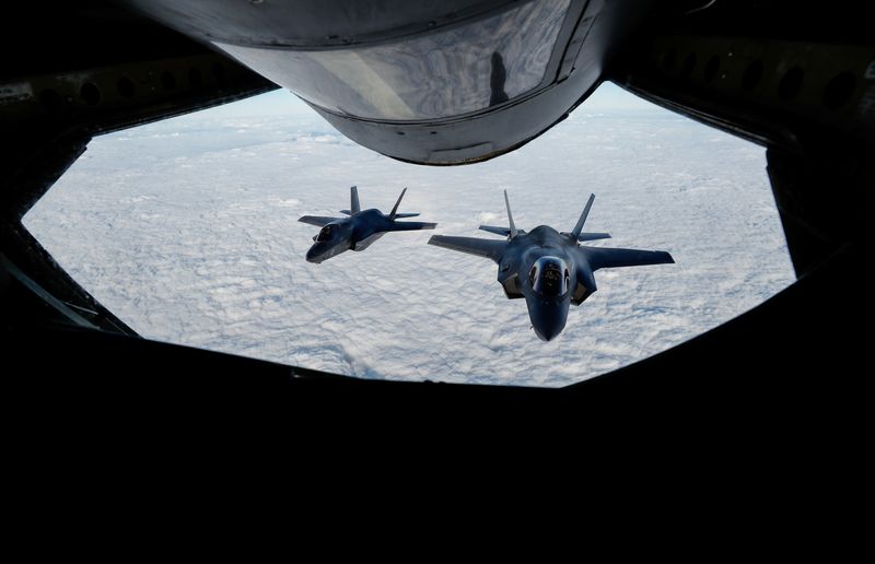 &copy; Reuters. Deux avions de chasse F-35B Lightning de la RAF survolent la Manche pendant l'exercice "Point Blank" après avoir décollé de la RAF Mildenhall /Photo prise le 27 novembre  2018/REUTERS/Eddie Keogh