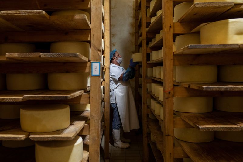 &copy; Reuters. FILE PHOTO: A worker places a wheel of Naxos Graviera cheese on a shelf at a milk processing factory on the island of Naxos, Greece, May 17, 2022. Picture taken May 17, 2022. REUTERS/Karolina Tagaris