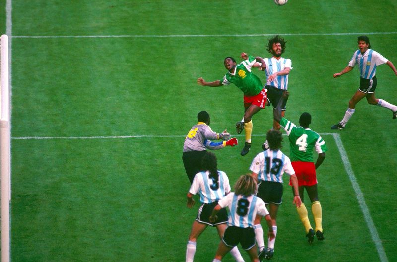 &copy; Reuters. FOTO DE ARCHIVO: Argentina contra Camerún en un partido por el Grupo B de la Copa Mundial Italia 1990 en el Estadio San Siro de Milán, Italia. 8 de junio, 1990. Crédito obligatorio: Action Images/David Jacobs/Archivo
