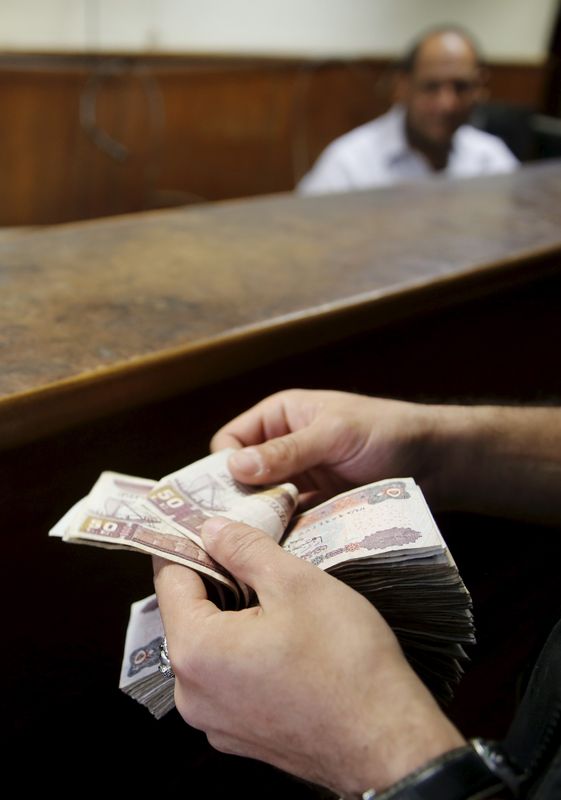 &copy; Reuters. FILE PHOTO: A customer counts his Egyptian 50 pound notes at an exchange office in downtown Cairo, Egypt, April 19, 2016. REUTERS/Amr Abdallah Dalsh