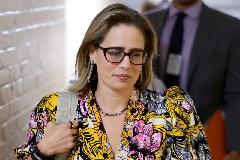 © Reuters. FILE PHOTO: U.S. Senator Kyrsten Sinema (D-AZ) walks from her hideaway office to the Senate floor at the U.S. Capitol in Washington, U.S. August 2, 2022.  REUTERS/Jonathan Ernst/File Photo