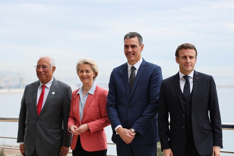 © Reuters. Spain's Prime Minister Pedro Sanchez, French President Emmanuel Macron, Portuguese Prime Minister Antonio Costa and President of the European Commission Ursula von der Leyen pose for a group photo ahead of the Green Hydrogen Corridor Summit Barcelona-Marseille (H2MED), an annex event to the IX Euro-Mediterranean Summit (EU-MED9), in Alicante, Spain, December 9, 2022. REUTERS/Violeta Santos Moura