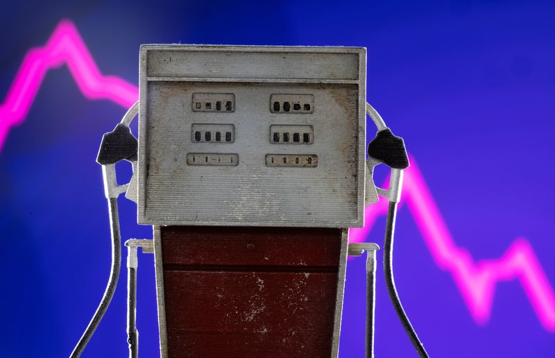 &copy; Reuters. Une maquette de pompe à essence devant un graphique d'actions en baisse. /Illustration prise le 25 mars 2022/REUTERS/Dado Ruvic
