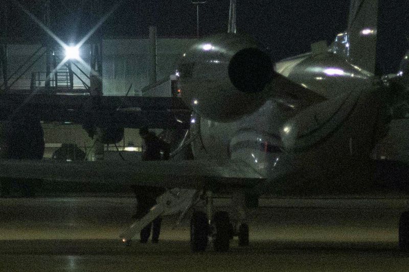 &copy; Reuters. مشهد لوصول الطائرة التي تقل لاعبة كرة السلة الأمريكية بريتني جرينر إلى مطار سان أنطونيو بولاية تكساس بالولايات المتحدة يوم الجمعة. تصوير : ك