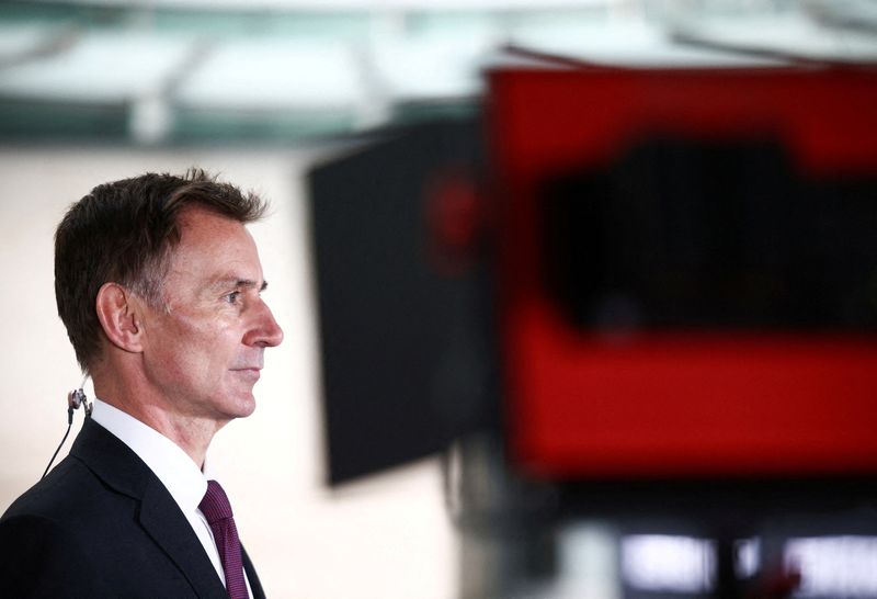 &copy; Reuters. FILE PHOTO: British Chancellor of the Exchequer Jeremy Hunt talks to a television crew outside the BBC headquarters in London, Britain November 18, 2022. REUTERS/Henry Nicholls/File Photo