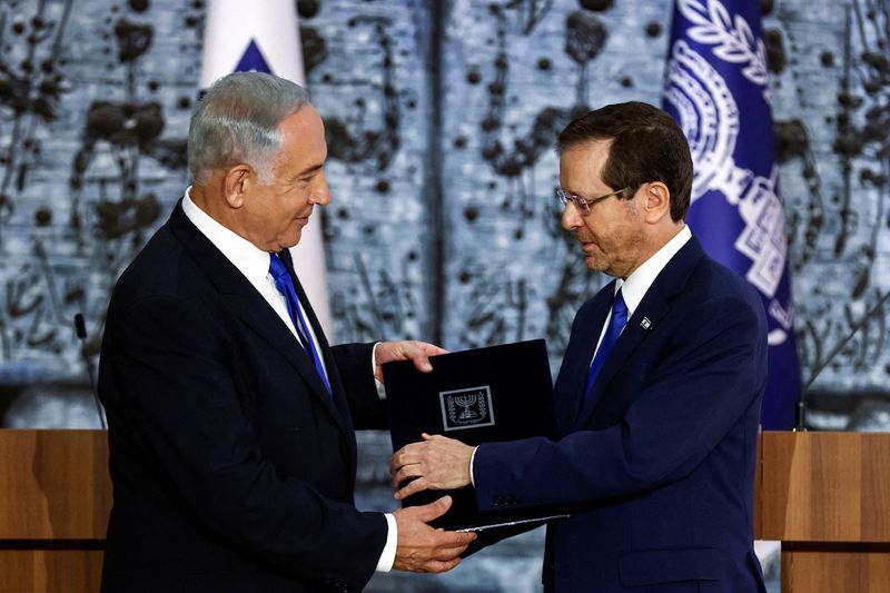 &copy; Reuters. الرئيس الإسرائيلي إسحق هرتسوج يسلم بنيامين نتنياهو  تفويضا بتشكيل حكومة جديدة في 13 نوفمبر تشرين الثاني 2022. تصوير : رونين زفولون- رويترز .  