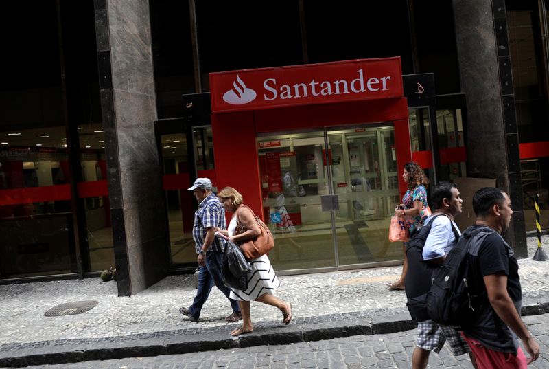 &copy; Reuters. Pessoas passam em frente a agência do Banco Santander no centro do Rio de Janeiro
29/01/2018
REUTERS/Ricardo Moraes