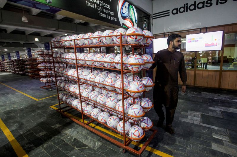 &copy; Reuters. عامل يحرك أرفف تحمل كرات تم تصنيعها بمصنع لكرات القدم في باكستان يوم 30 نوفمبر تشرين الثاني 2022. تصوير: محسن رضا - رويترز.